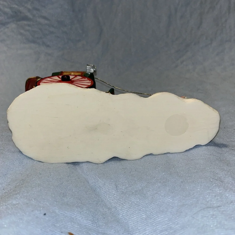 Resin Christmas O' Well One Horse Sleigh Carriage Gold Chains No Box